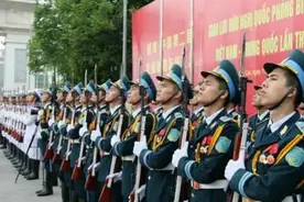 两个越南士兵偷袭解放军，被当场打死，小战士查看尸体后突然大哭图片
