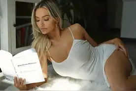 美艳超模，性感丰满，火辣迷人：好像她的每一套衣服都买小了一码图片