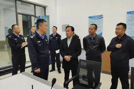 贾茂林、崔永平督导检查校园安全防范工作图片
