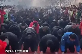山东千人拜年现场，晚辈们排数百米长队磕头图片