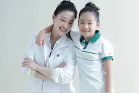 梅婷携女儿拍时尚大片，母女同框颜值养眼，11岁快快模样好像妈妈图片