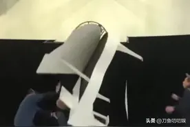 张卫健演唱会彩排现场发生事故，人和钢琴一起从空中坠地图片