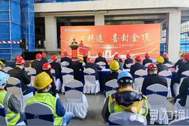 提前一个月完工，苏州高铁新城文体中心封顶图片