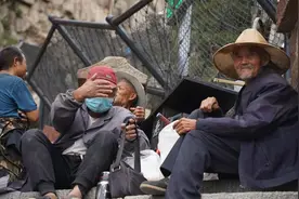 山东临沂三位老人瞒着家人组团爬泰山：最年长的82岁，回程时还捡了一车废品图片