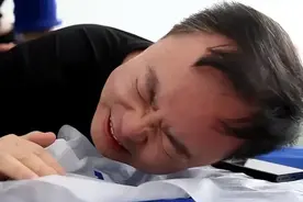 确诊渐冻症五年，四肢基本瘫痪，蔡磊再因一番话让刘强东大受称赞图片