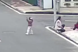真棒！5岁女孩霸气拦警车救生病老爷爷图片