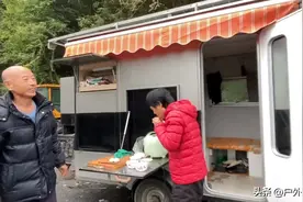 64岁大爷和老伴开电动三轮房车自驾游，每月开销才1000多元图片