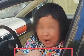 女子使馆车违停后续：内裤被扒光，好大的官威，豁免权可免罪？图片