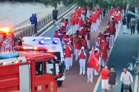 后续！暴走团阻碍救护车通行，救护车被迫靠边腾地，官方回应来了图片