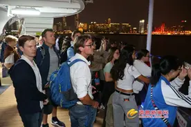 十足烟火气 2024世青赛部分选手登船夜游赣江图片