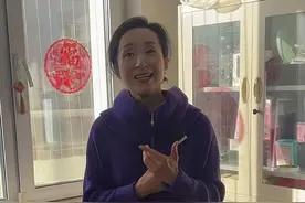 汤灿落寞了，复出后在社区办公室唱歌素颜好显老，粉丝是大姐大叔图片