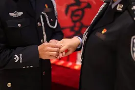 曾假扮情侣的两名缉毒警订婚了：让我们一起书写双警情缘图片