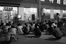 80的搞笑工作状态图片