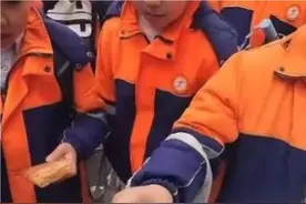 老师变老板！90后老师离职在校门口卖火鸡面：学生见我比上课积极图片