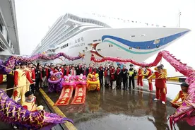 首艘国产大型邮轮爱达·魔都号将启航 今移泊至上海吴淞口国际邮轮港图片