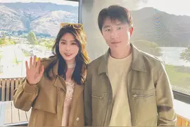 40岁黄轩在新西兰，和女友去喝咖啡，打扮好帅气，没有中年油腻感图片