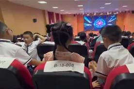 女子参加儿子校园活动，见女孩一左一右两个男孩捶腿，评论更炸裂图片