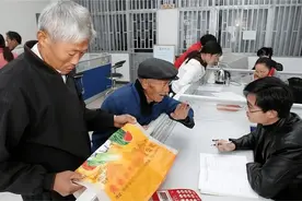 95年男子娶02年妻子，顶着黑眼圈拍视频自嘲：到9点就让闭灯睡觉图片