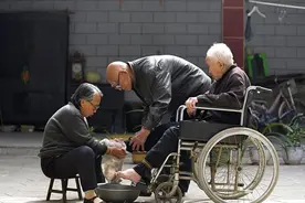 狠心把86岁母亲送进养老院才明白，人老了别太惯着，这对谁都好！图片