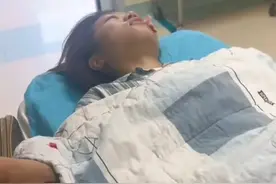 解清帅大妹住院，家人围病床看护，有钱人怕生病穷人怕没钱。图片