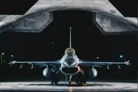 首架全新生产的F-16V战机交付，台军吹嘘作战性能与歼-20比肩图片