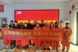 送礼包、赠春联、拍全家福……石家庄仓南社区开展新春活动图片