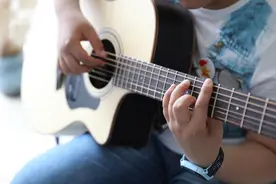 改编吉他独奏曲第二步 在主旋律的空拍处加入和弦填充音图片