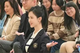 这是老师吧，一看就是小朋友的老师！网友：老师！我也是孩子！图片