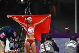 热搜全是吴艳妮！抢跑后为何还能继续比赛，为何又被取消？本人回应→图片