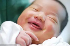 婴儿刚出生就冲宝妈笑，护士啪啪打了好几下，婆婆知道后连连道谢图片