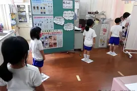 不分男女要求将衣服脱到腰部检查，日本校园体检方式引争议图片
