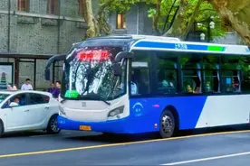 10条公交线路加密班次，在西湖边只要等10分钟就能坐上车？我们去亲测了一番图片