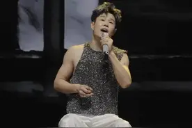 小沈阳演唱会上爆改型男 大秀肌肉线条帅翻全场图片