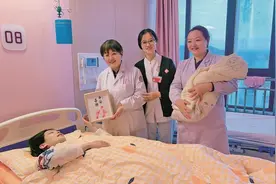 产房里的别样年味图片