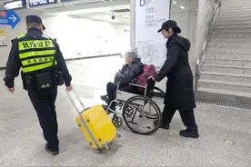 老人赶路摔倒受伤，警民合力暖心相救图片