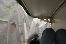 闹大了！年轻人坐卧铺用床帘将下铺围起来不让老人坐，评论区亮了图片