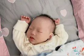 发现没？多抱和少抱的宝宝，差异很明显，尤其是这3点图片