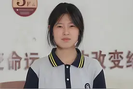 姜萍学校成热门打卡点，家门口土路有人说要修一修，还有说送金链图片