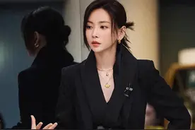 尴尬！于文文演唱会裤子太紧私处轮廓显现遭质疑，穿搭暴露尴尬线图片