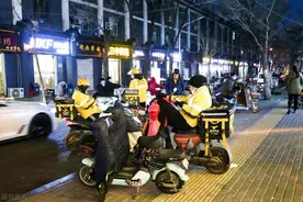 电动车店占用人行道经营 宜黄县城管局：责令店主立即整改图片