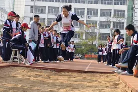 拼搏田径赛场 展现学子风采图片
