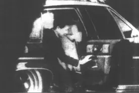 摄于1962年的照片：孔二小姐身着男装，叼着烟斗，气质非凡图片