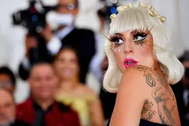 Lady Gaga：貌丑个矮从小被嘲，19岁被侵犯，如今身价20亿活成女王图片
