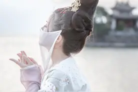 木匠醉酒与师娘偷情，次日醒来大惊，师娘：我们私奔图片