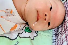 宝宝吐奶形式多，这种情况千万别乱拍嗝，越拍吐得越厉害！图片
