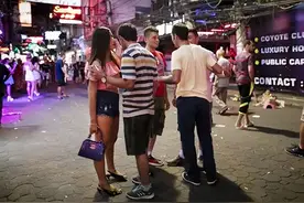 泰国红灯区的“白人乞丐”越来越多，宁可街头要饭，也不愿回国图片