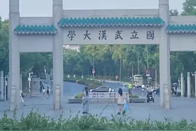 武汉大学门口有黄牛军训期间有偿带游客进校？校园接警中心：已记录，会由专门打击黄牛的部门处理图片