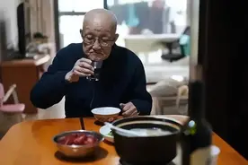 98岁老头每天工作9小时，喝酒、吃肉两不误，透露一句话养生秘诀图片