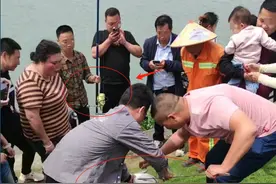 江苏钓友钓上“水老虎”，两人合力才能拖着走，看清钓具网友怒了图片