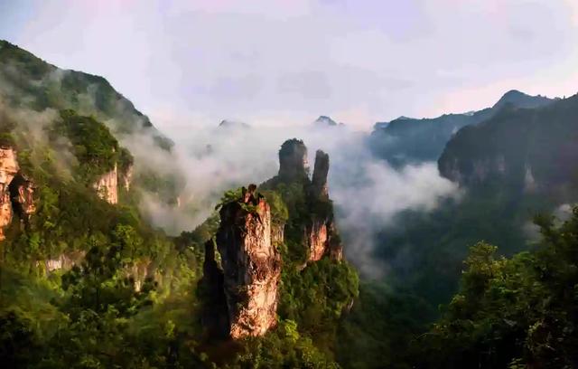 贵州梵净山脚下的避暑秘境，一站式体验荷海、竹海、溶洞、漂流